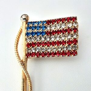 VTG GOLD TONE RHINESTONE STARS & STRIPS FLAP BROOCH